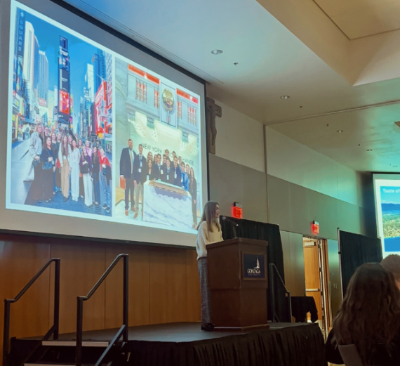 رجل يعانق والده بينما تنظر أمه وأخته